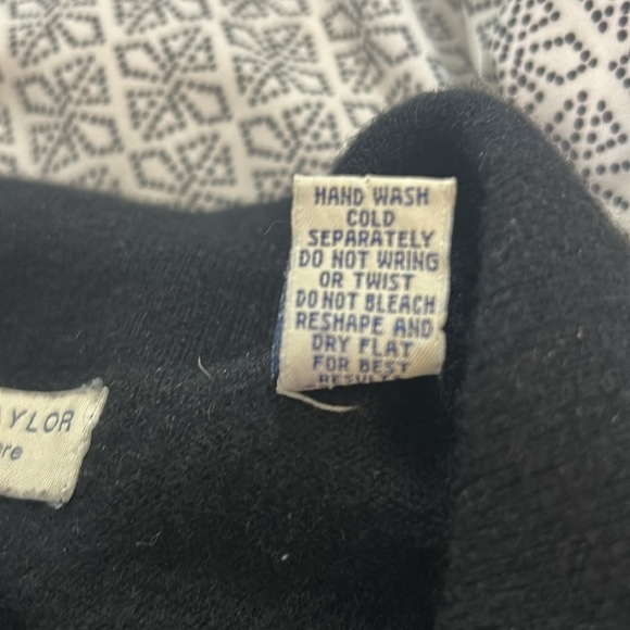 Lord & Taylor two ply cashmere V-neck sweater size large black - Picture 8 of 9